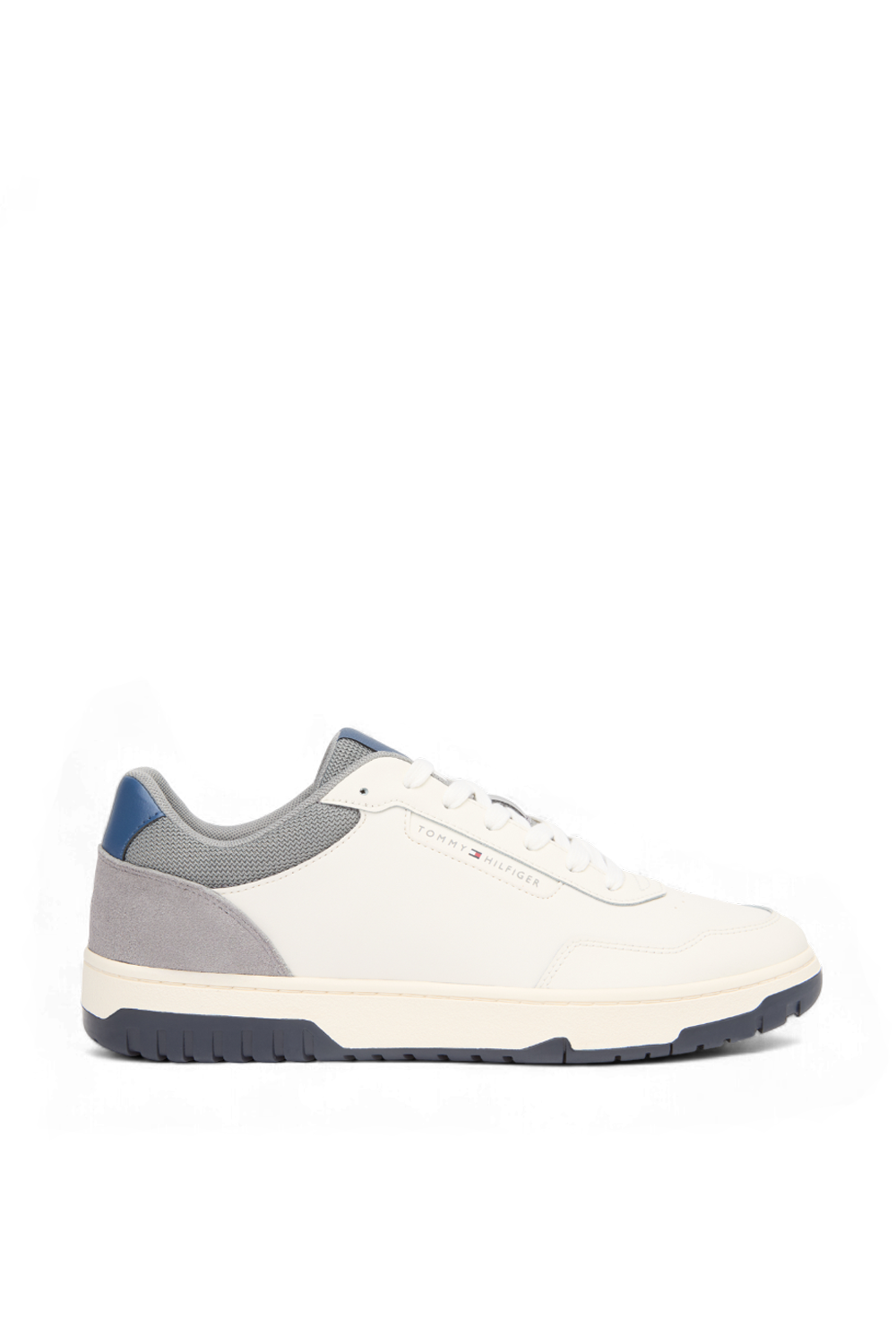 תמונה קידמית של נעלי סניקרס