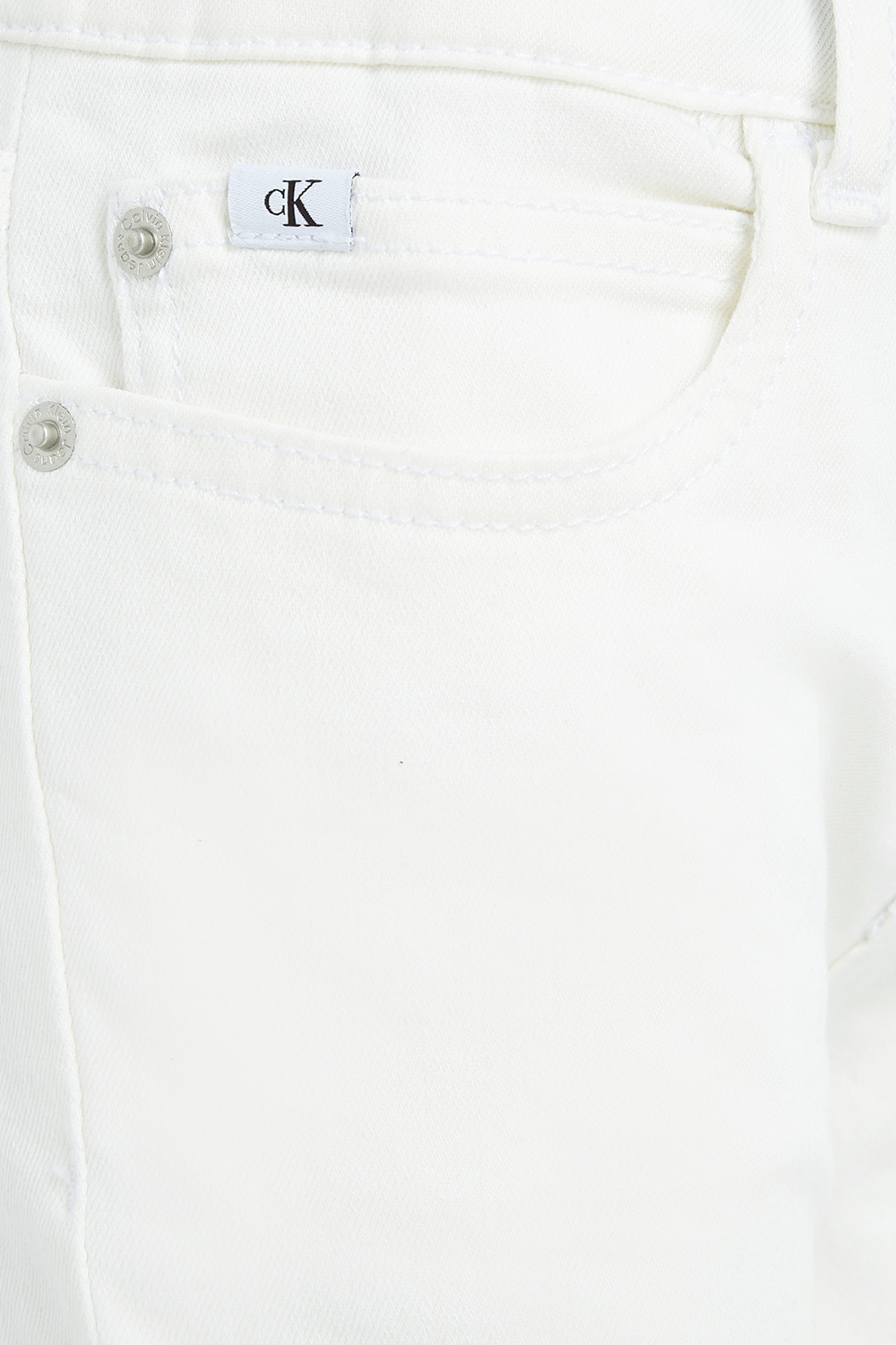 תמונת תקריב של מכנסי ג'ינס בגזרת פלייר