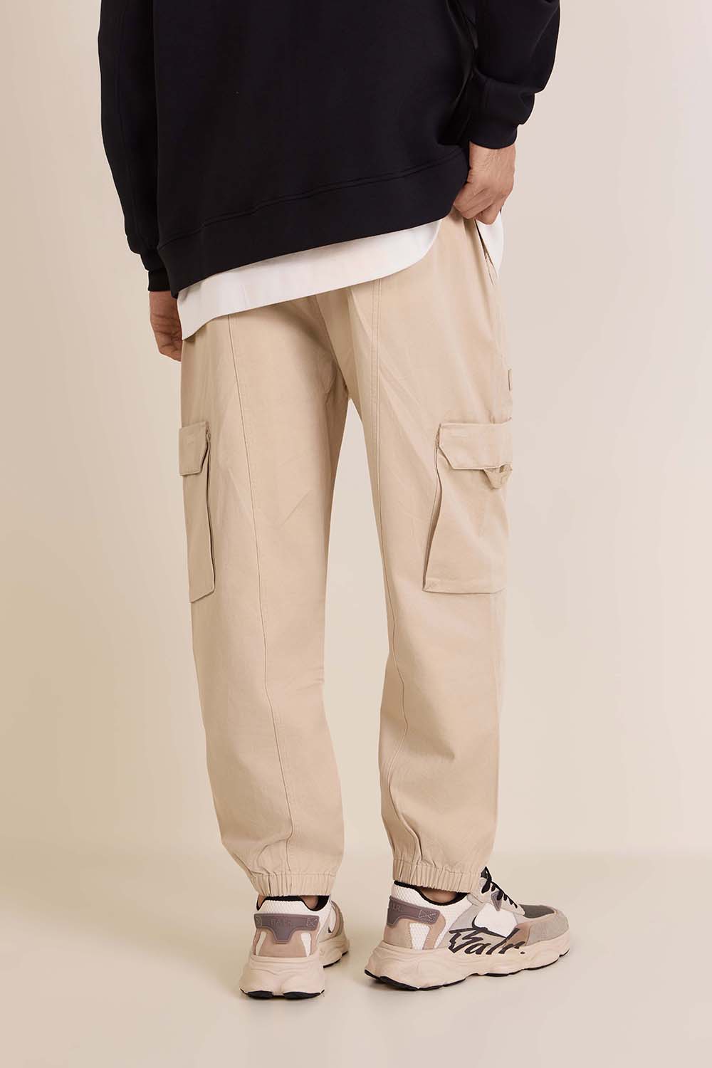 תמונת דוגמן אחורית של מכנסי קרגו