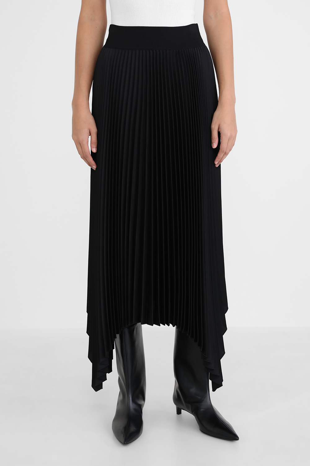 תמונת דוגמן קידמית של חצאית פליסה שחורה