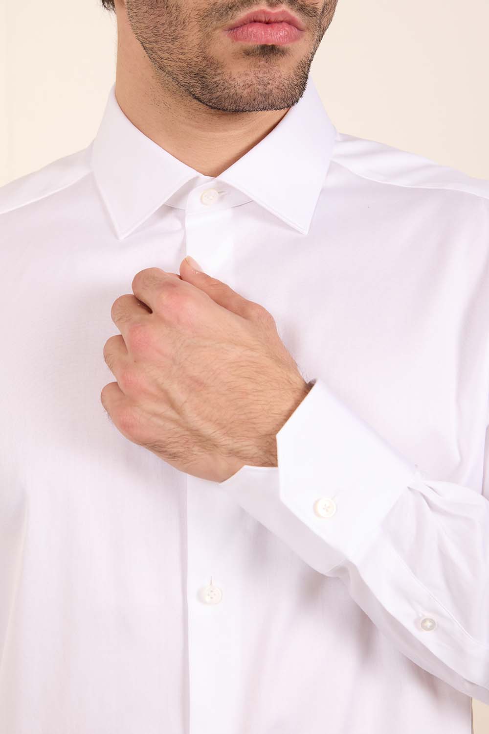 תמונת תקריב דוגמן של חולצת כפתורים