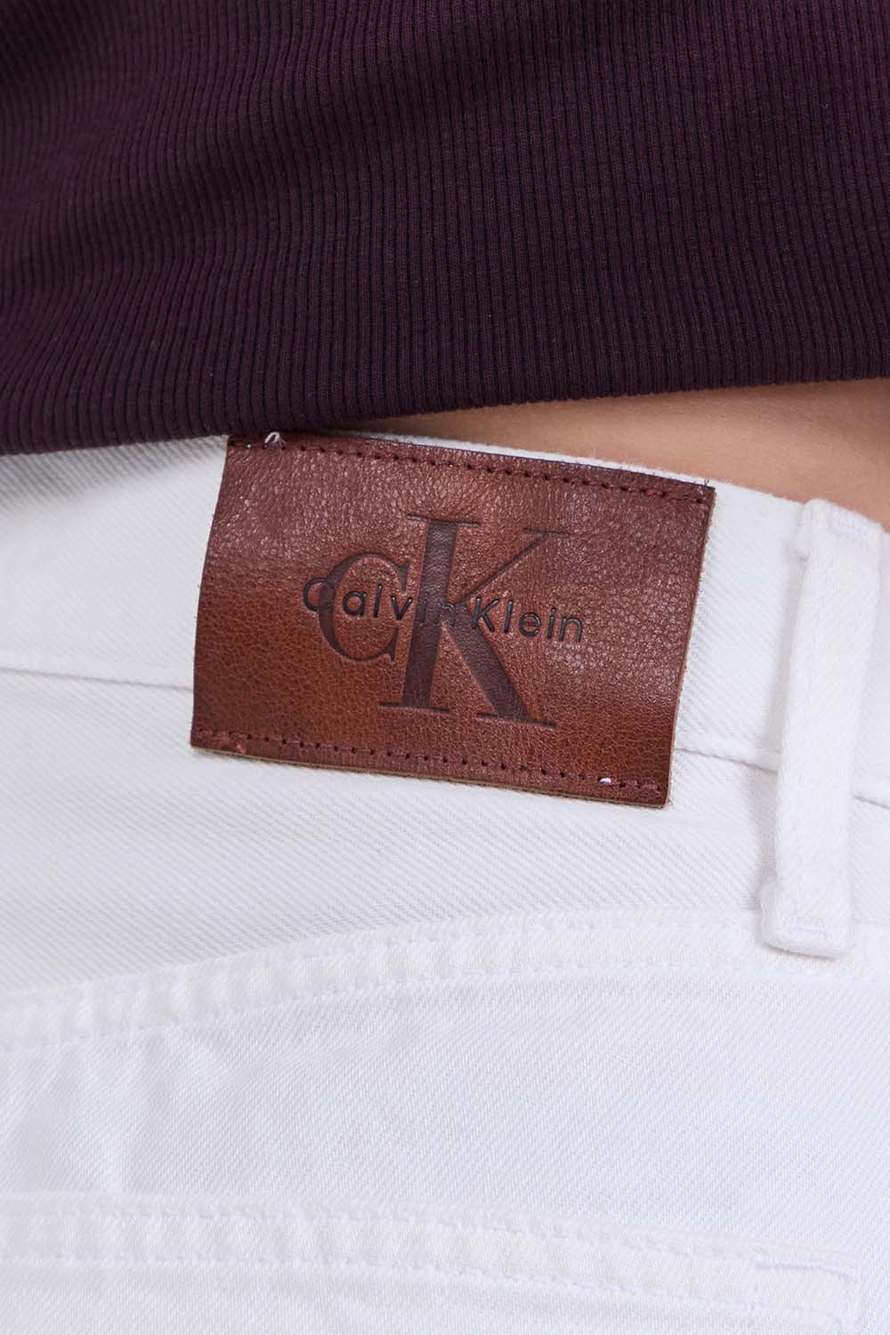 תמונת תקריב דוגמן של מכנסי ג'ינס בגזרה רחבה