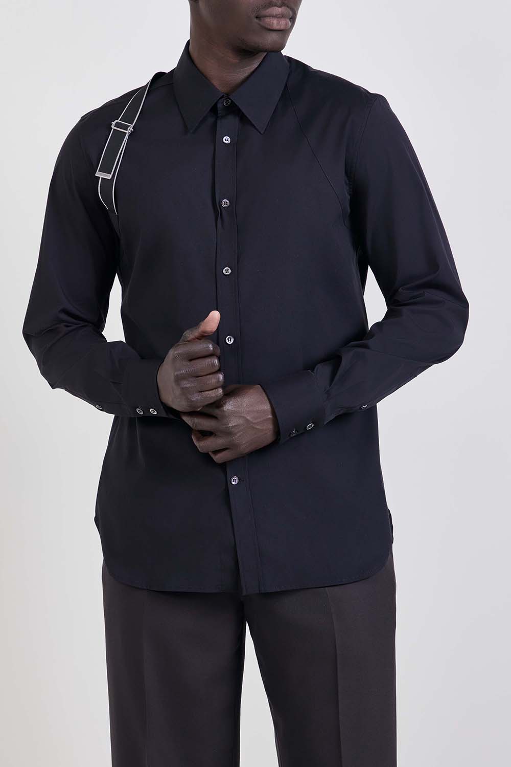 תמונת דוגמן קידמית של חולצת כפתורים ארוכה