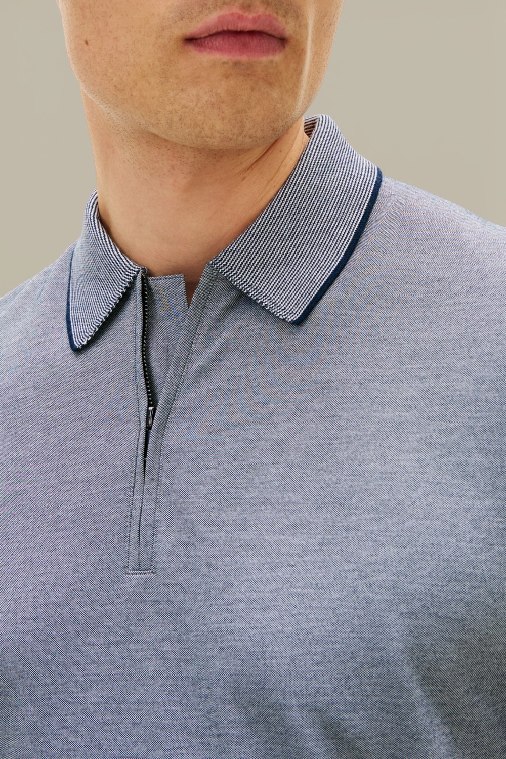 תמונת תקריב דוגמן של חולצת פולו