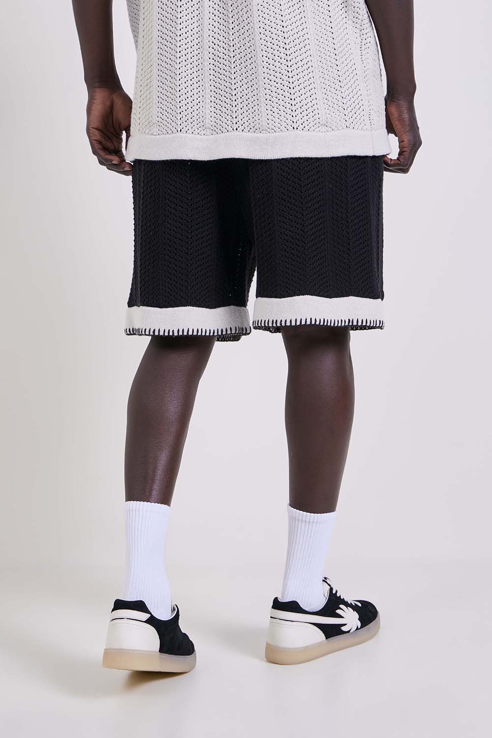 תמונת דוגמן אחורית של מכנסיים קצרים סרוגים