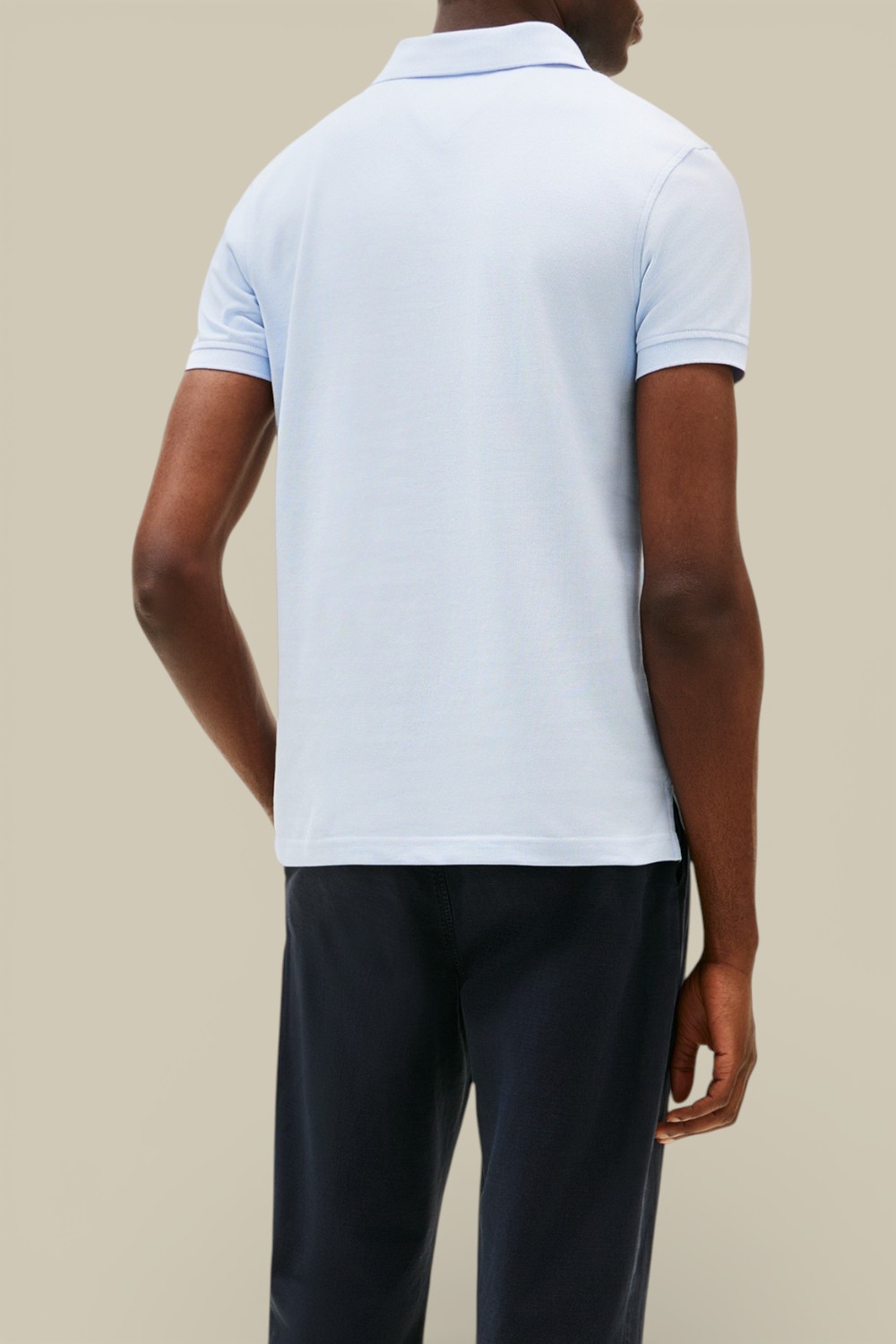 תמונת דוגמן אחורית של חולצת פולו