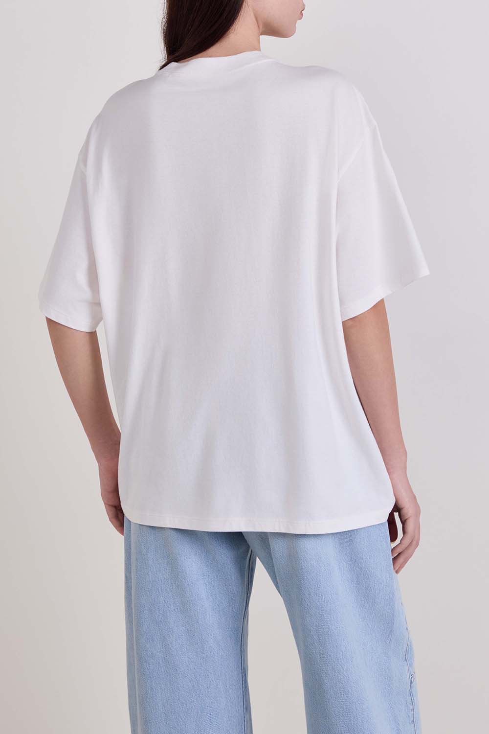 תמונת דוגמן אחורית של חולצת טי אוברסייז