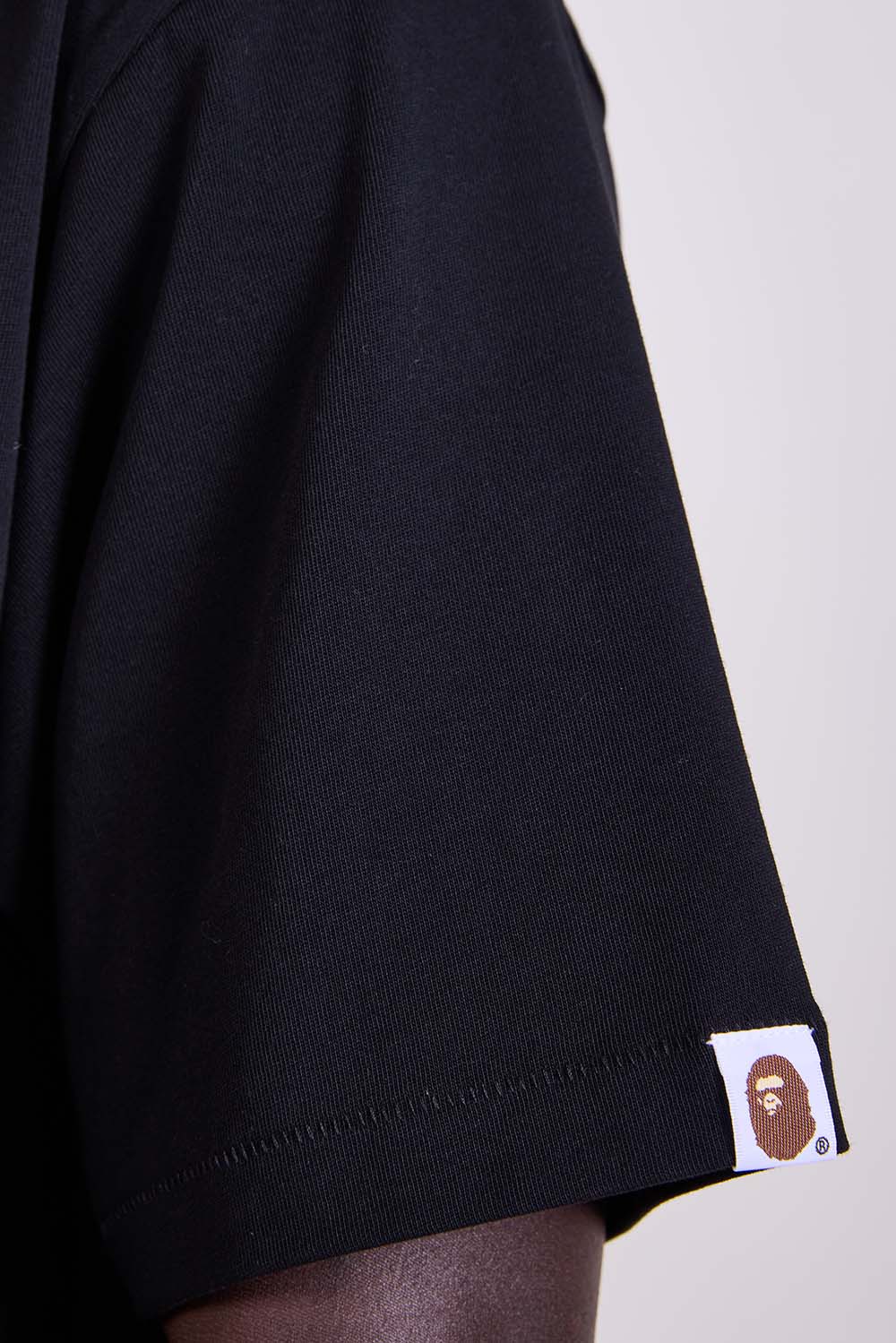 תמונת תקריב דוגמן של חולצת טי בגזרה משוחררת