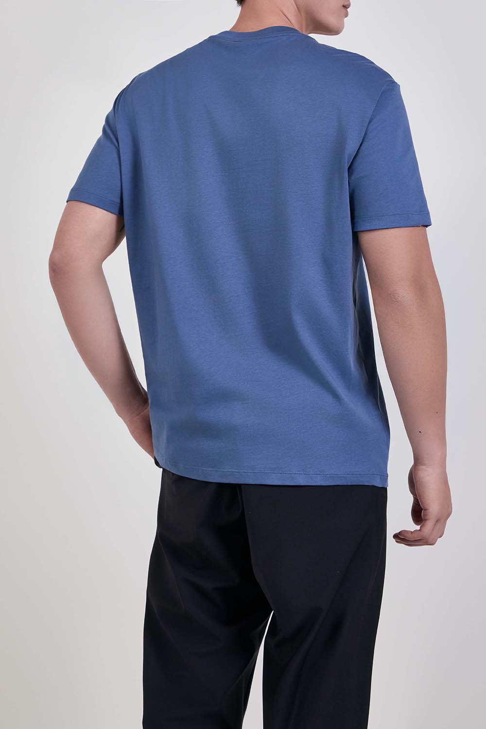 תמונת דוגמן אחורית של חולצת טי בגזרת סלים