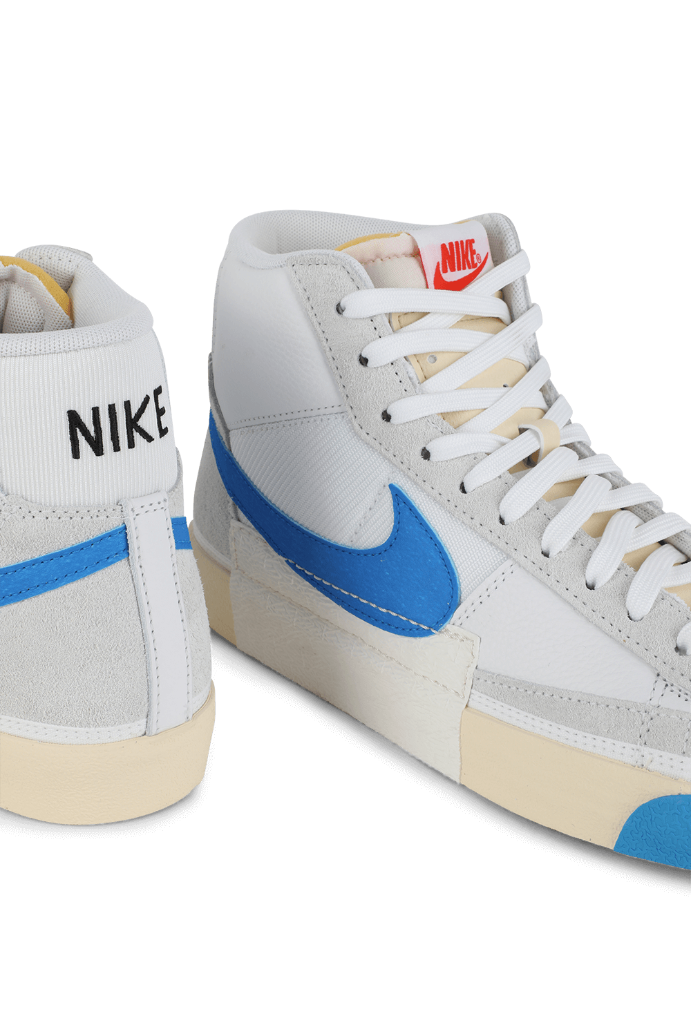 תמונת תקריב של נעלי סניקרס בלייזר פרו קלאב