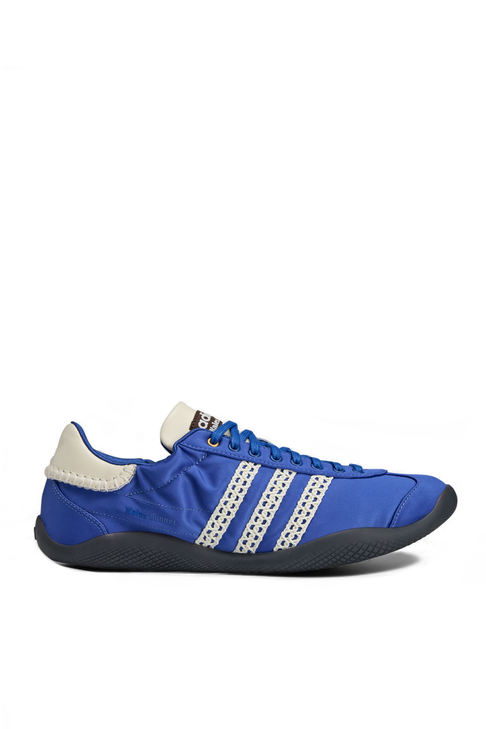 תמונה קידמית של נעלי סניקרס