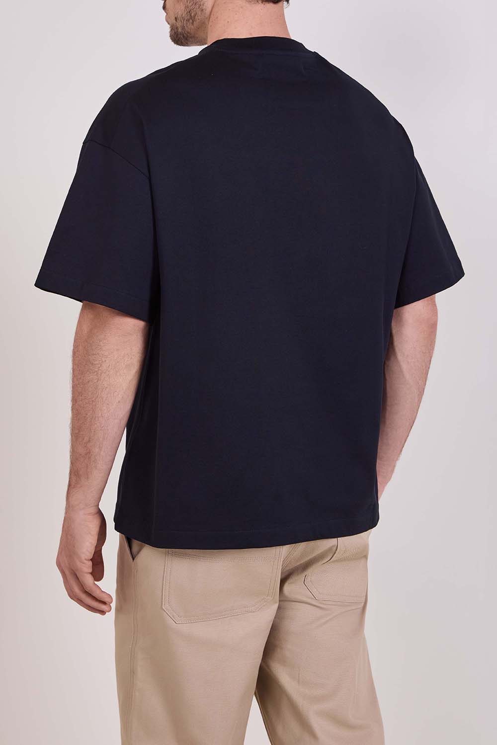 תמונת דוגמן אחורית של חולצת טי