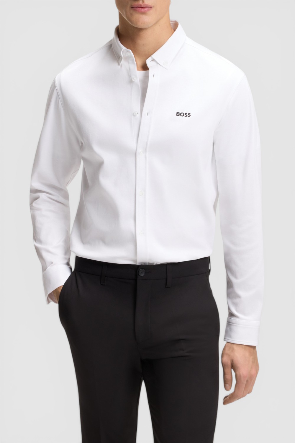 תמונת דוגמן קידמית של חולצה מכופתרת בגזרה ישרה