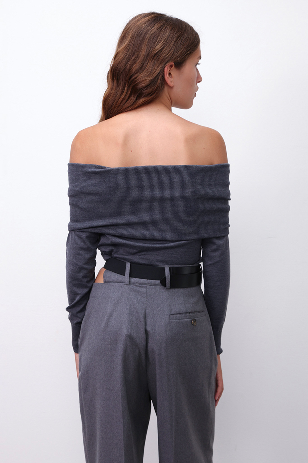 תמונת דוגמן אחורית של מכנסיים מחויטים