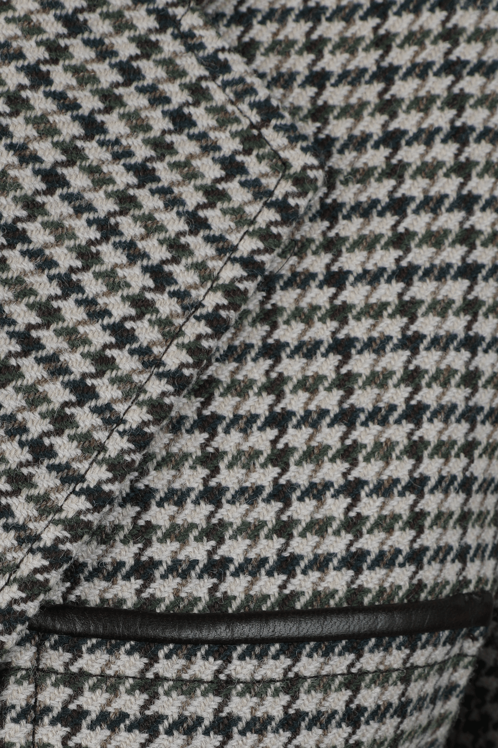 תמונת תקריב של בלייזר צמר עם דוגמת פפיטה בגווני שחור ולבן