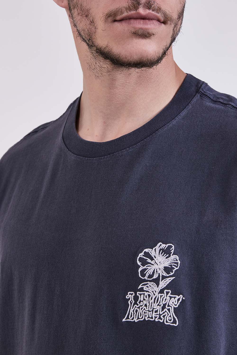 תמונת תקריב דוגמן של חולצת טי בגזרה משוחררת