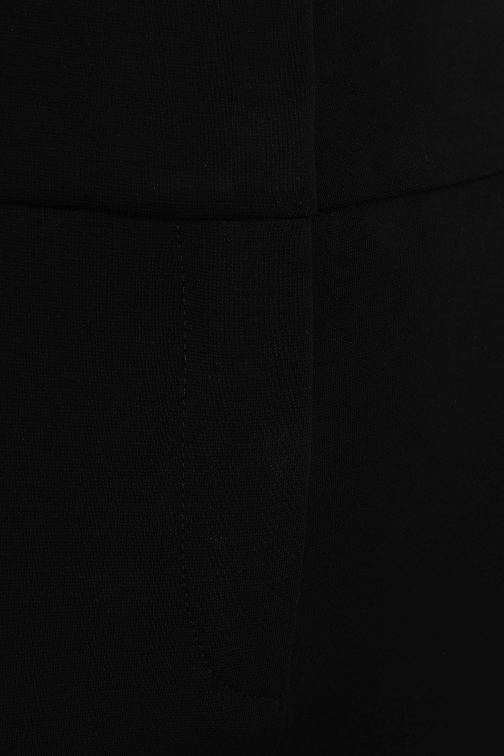 תמונה אחורית של מכנסיים מחויטים עם שסע