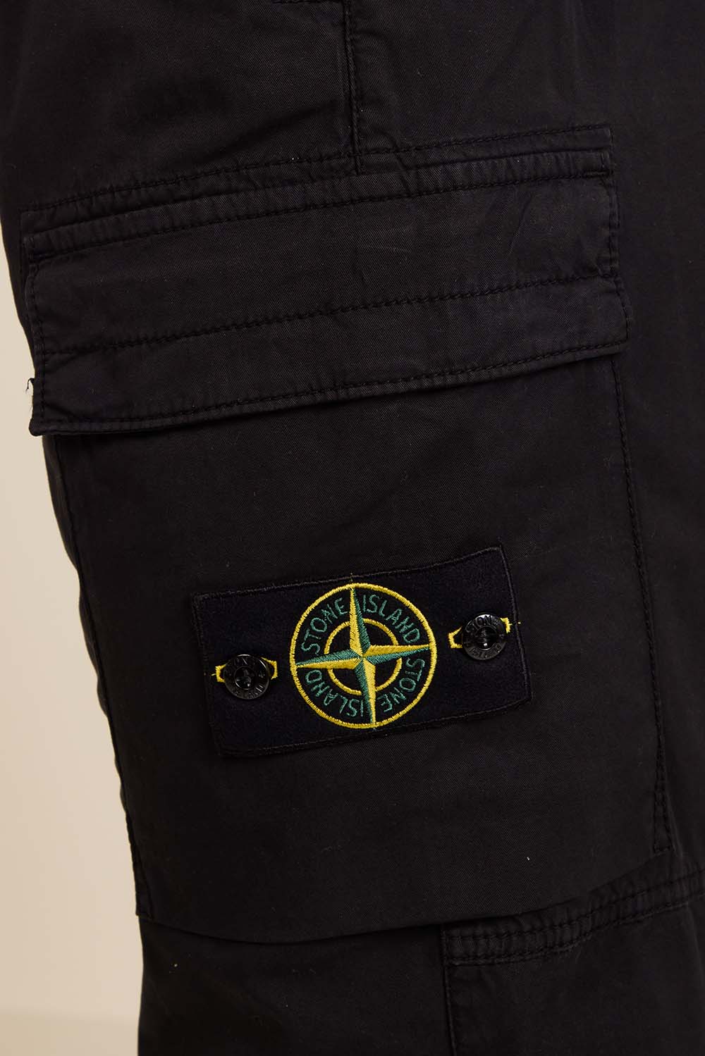 תמונת תקריב דוגמן של מכנסי קרגו