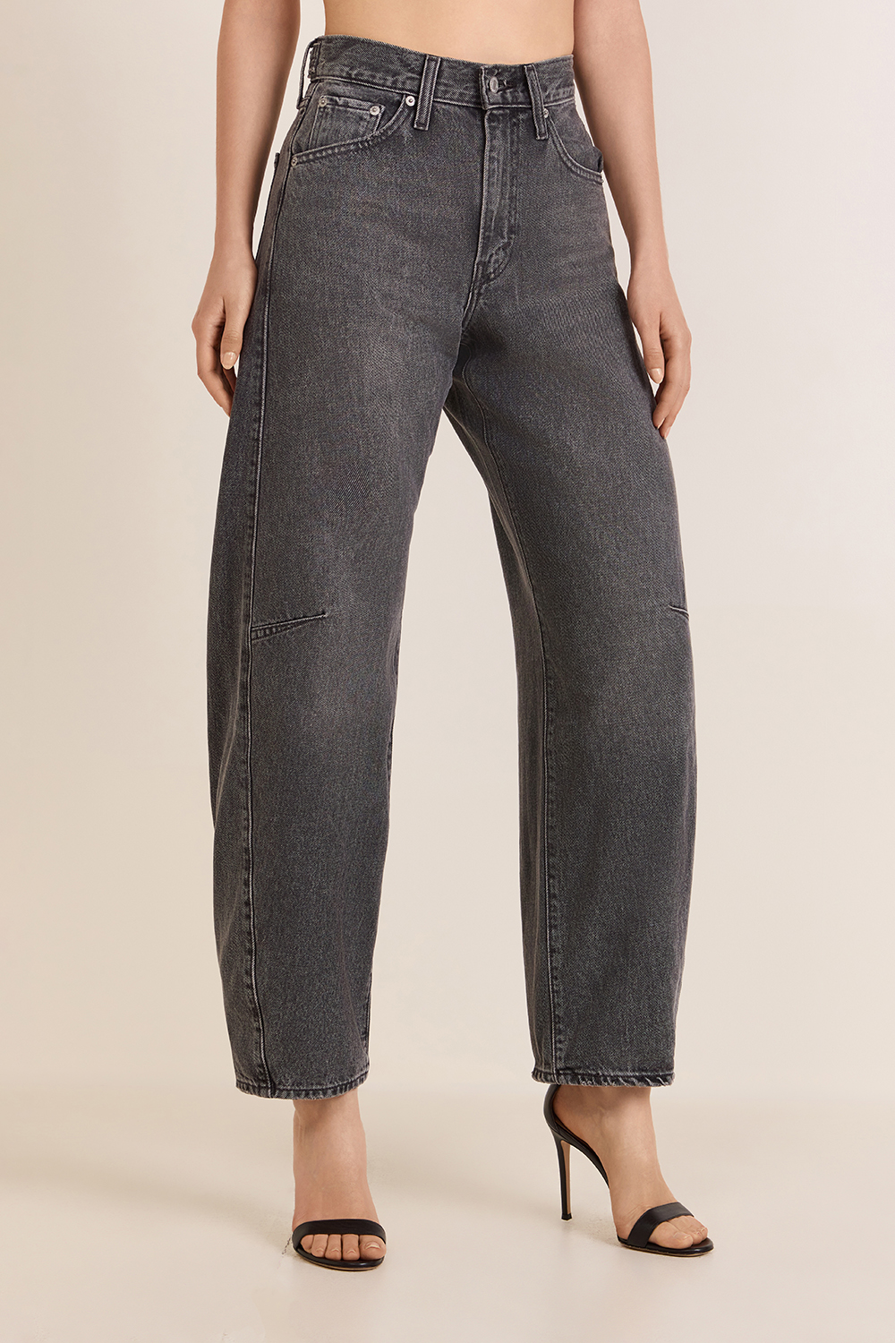 תמונת דוגמן קידמית של מכנסי ג'ינס בלון רחבים