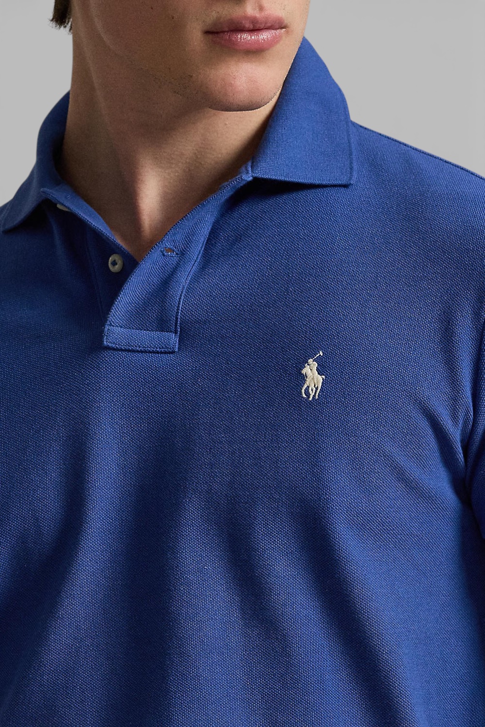 תמונת תקריב דוגמן של חולצת פולו