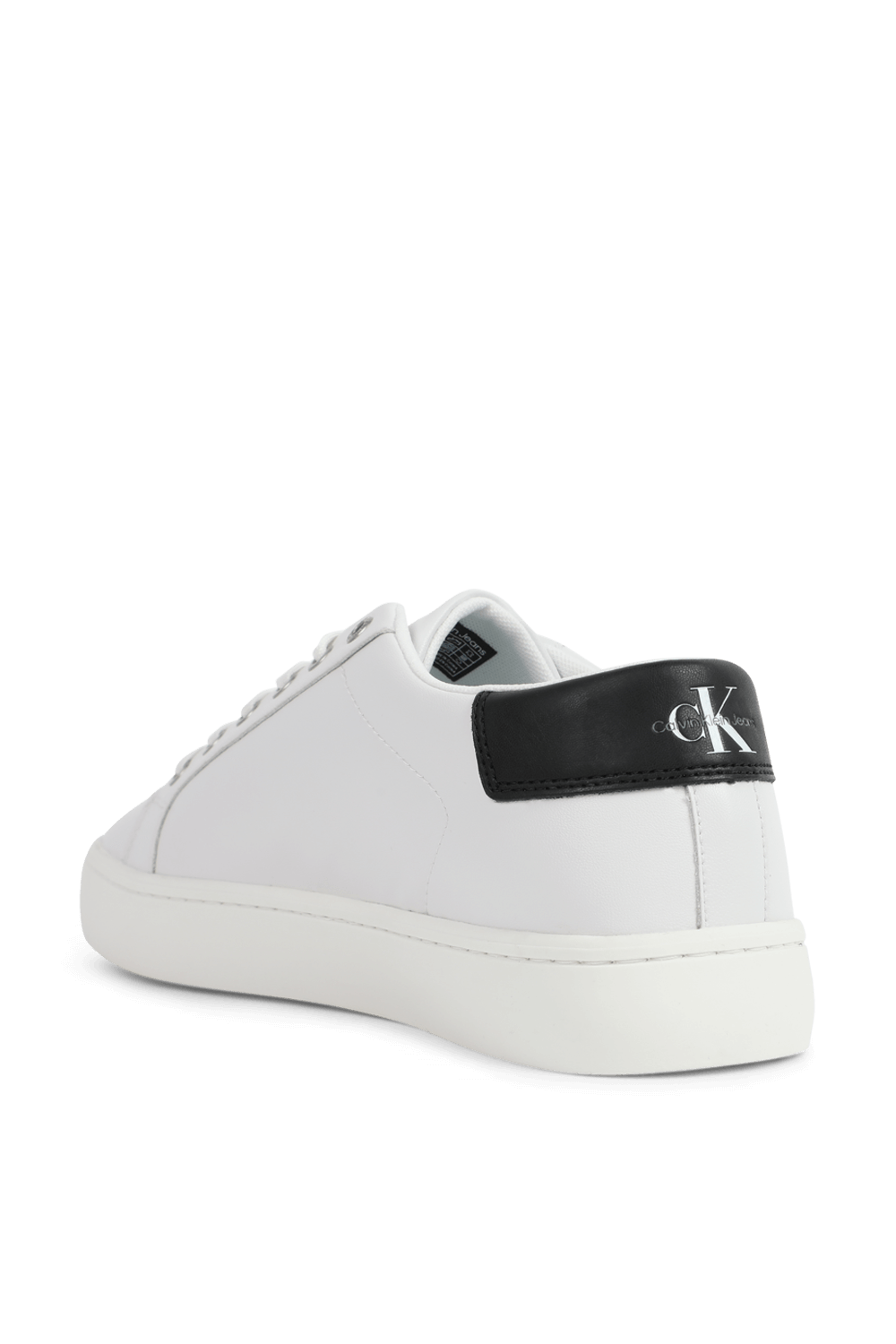 תמונה אחורית של סניקרס מעור עם לוגו