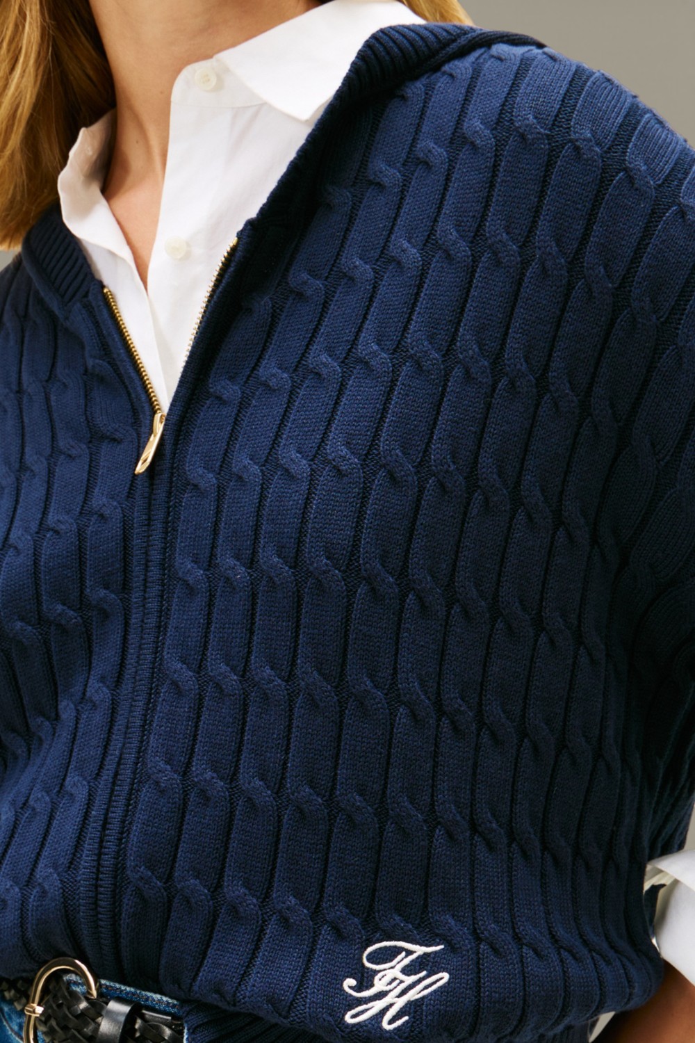 תמונת תקריב דוגמן של קפוצ'ון כותנה סרוג