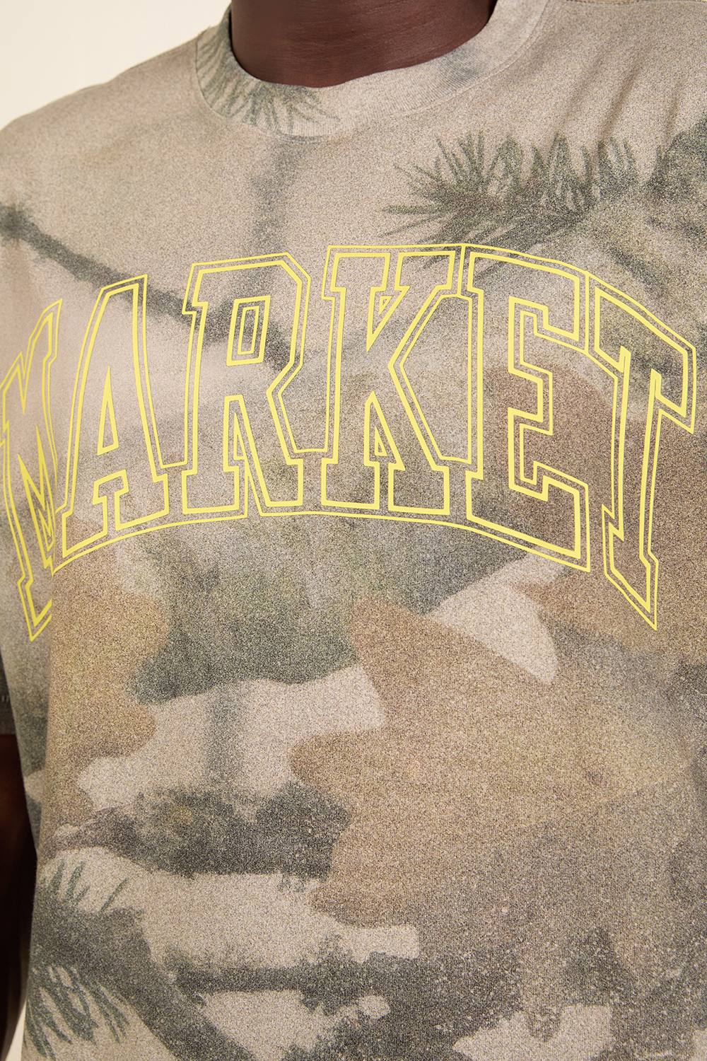 תמונת דוגמן אחורית של חולצת טי