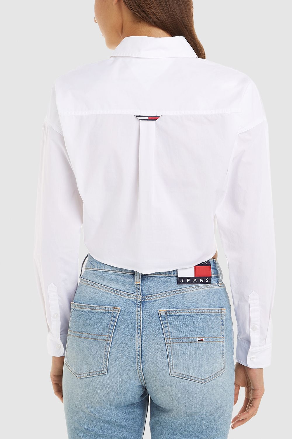 תמונת דוגמן אחורית של חולצה מכופתרת קרופ