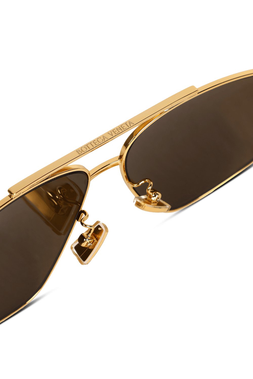 תמונת תקריב של משקפי שמש חצי מסגרת