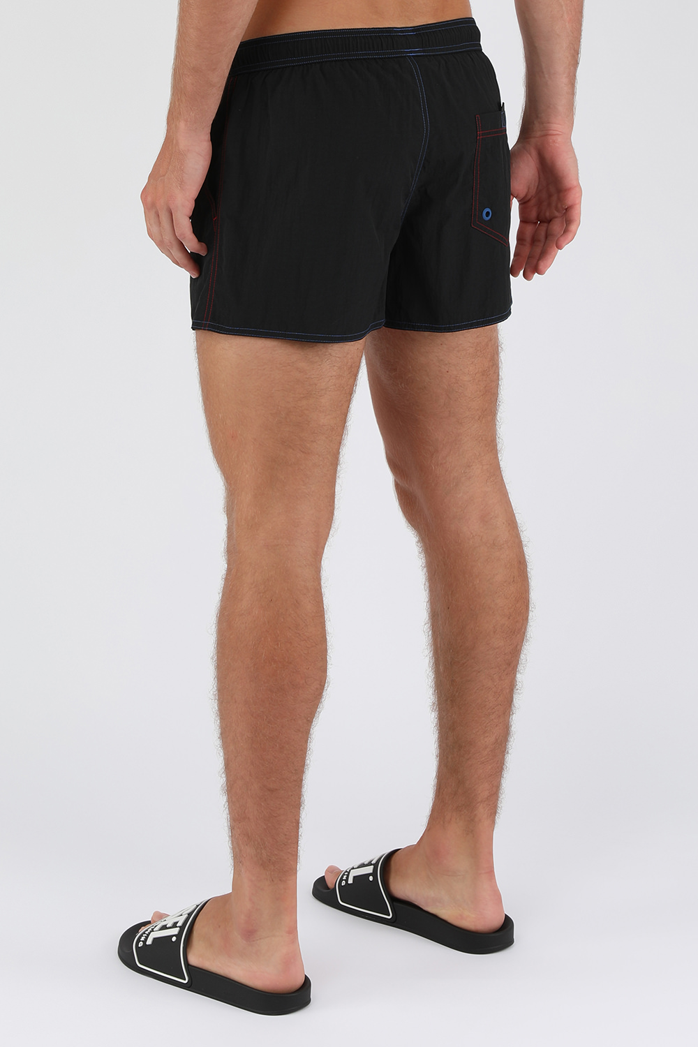 תמונת דוגמן אחורית של מכנסי בגד ים שחורים עם לוגו מירוצים