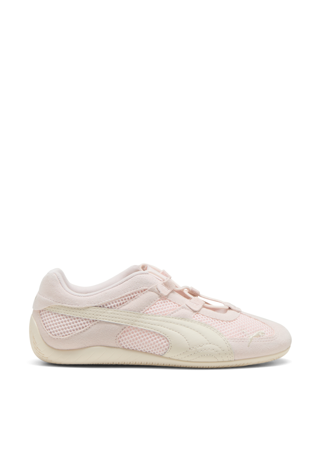 תמונה קידמית של נעלי סניקרס