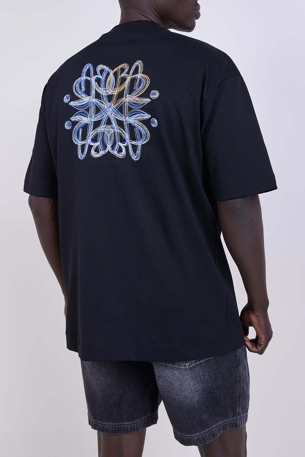 תמונת דוגמן אחורית של חולצת טי אוברסייז