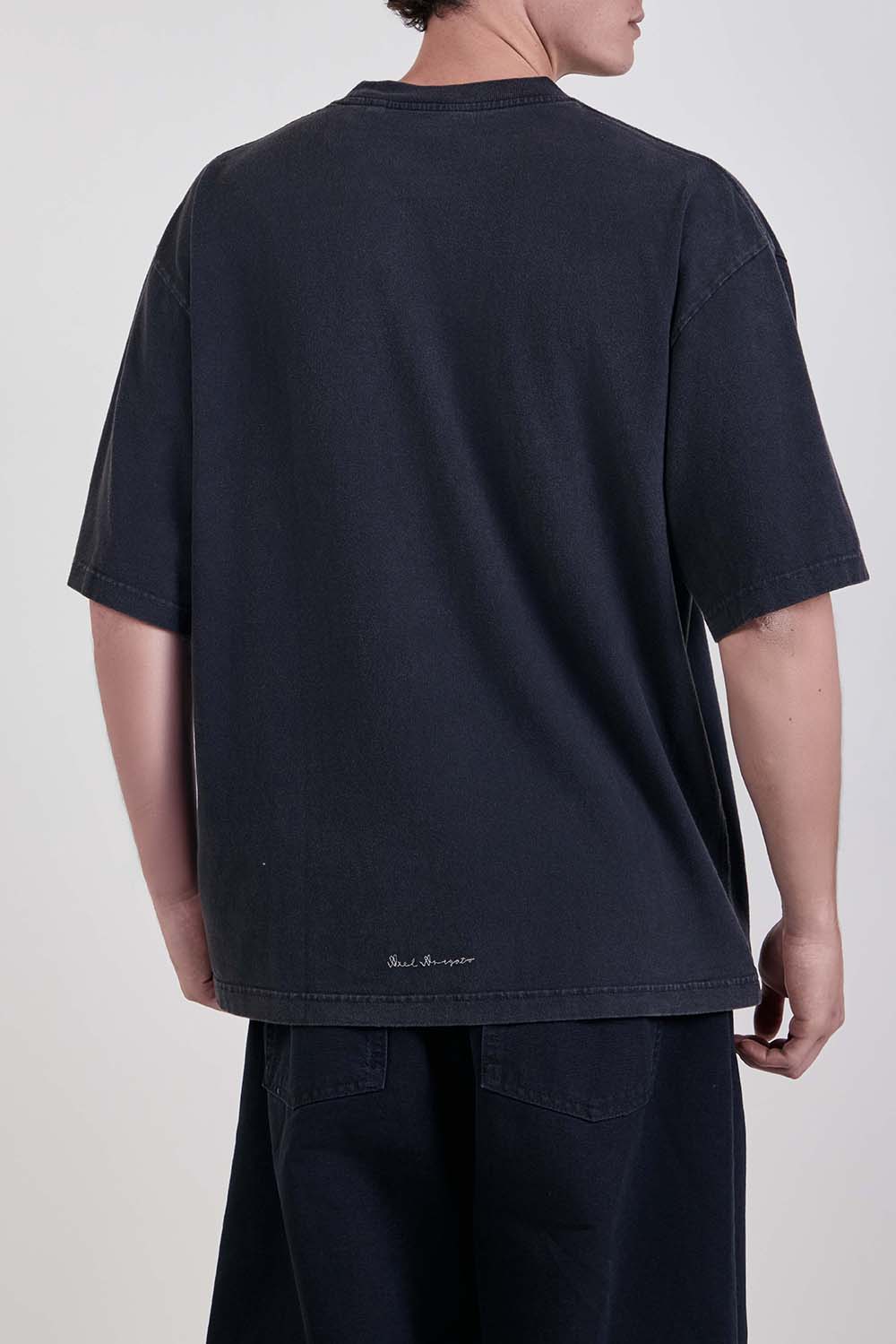 תמונת דוגמן אחורית של חולצת טי בגזרת אוברסייז