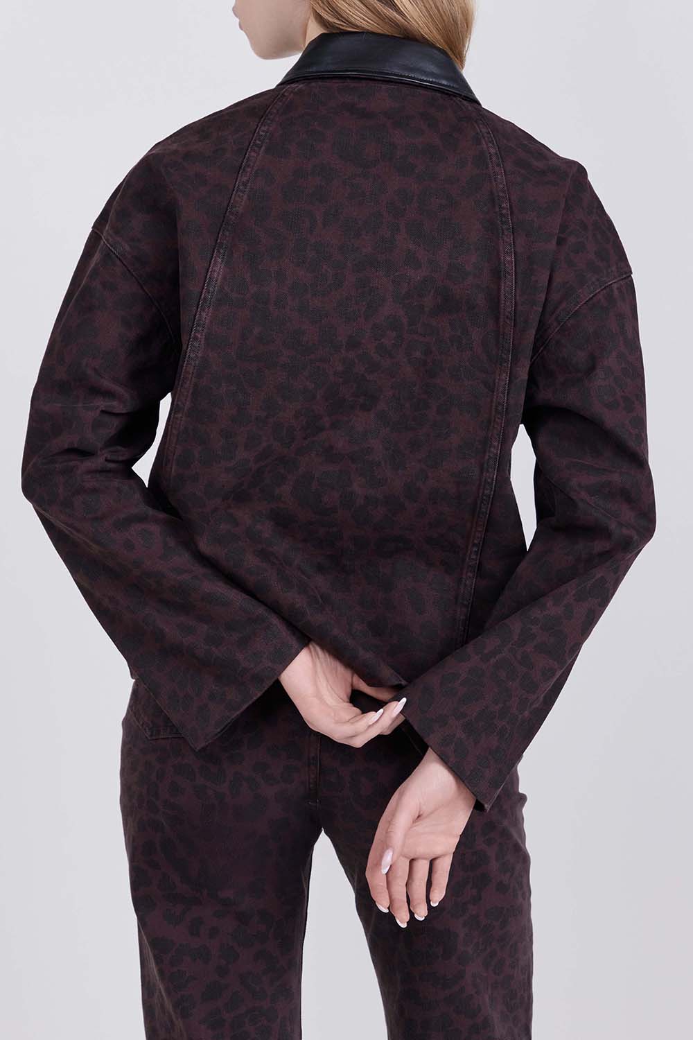 תמונת דוגמן אחורית של ז'קט בהדפס מנומר