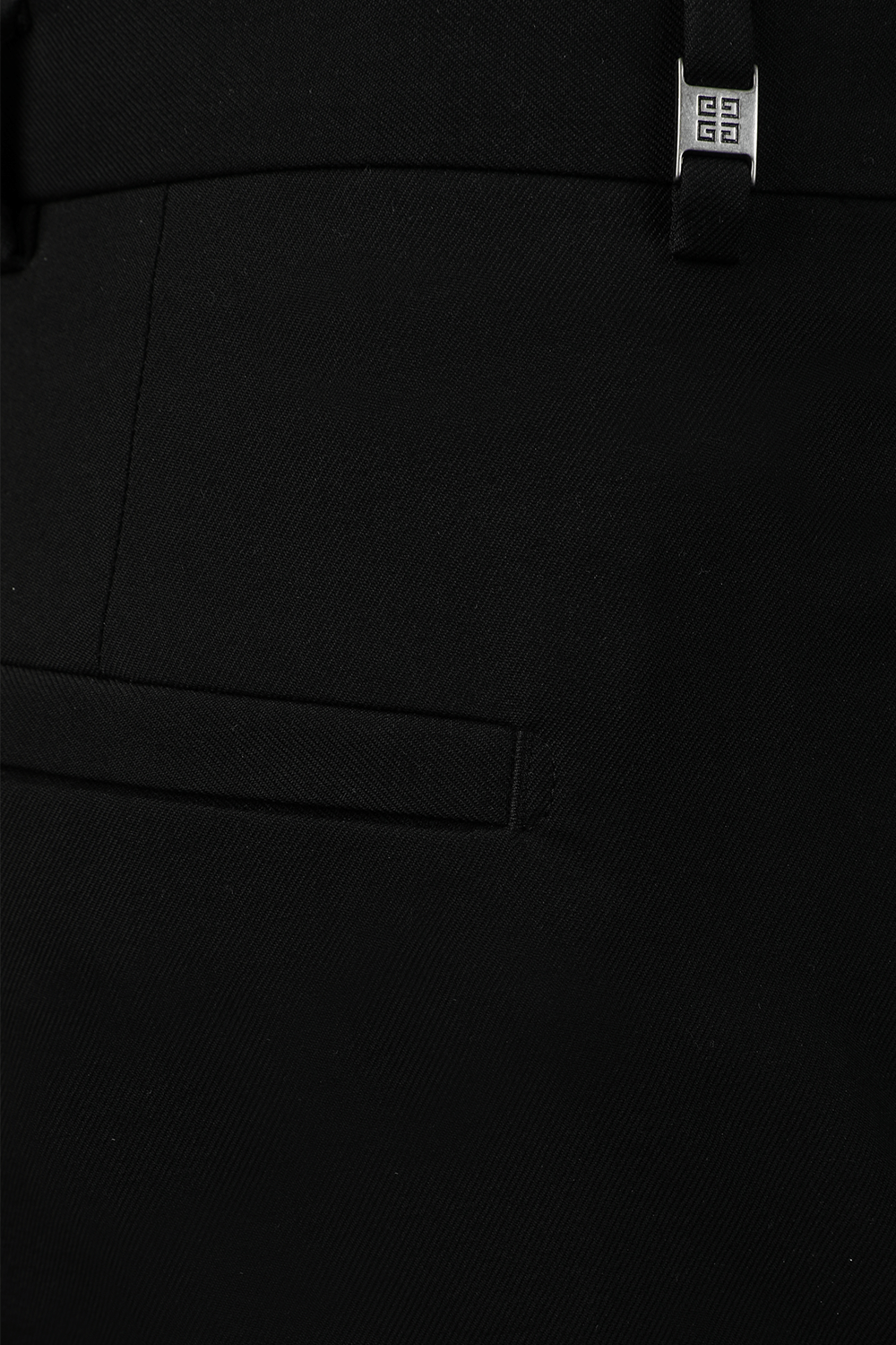 תמונה אחורית של מכנסיים מחויטים מצמר