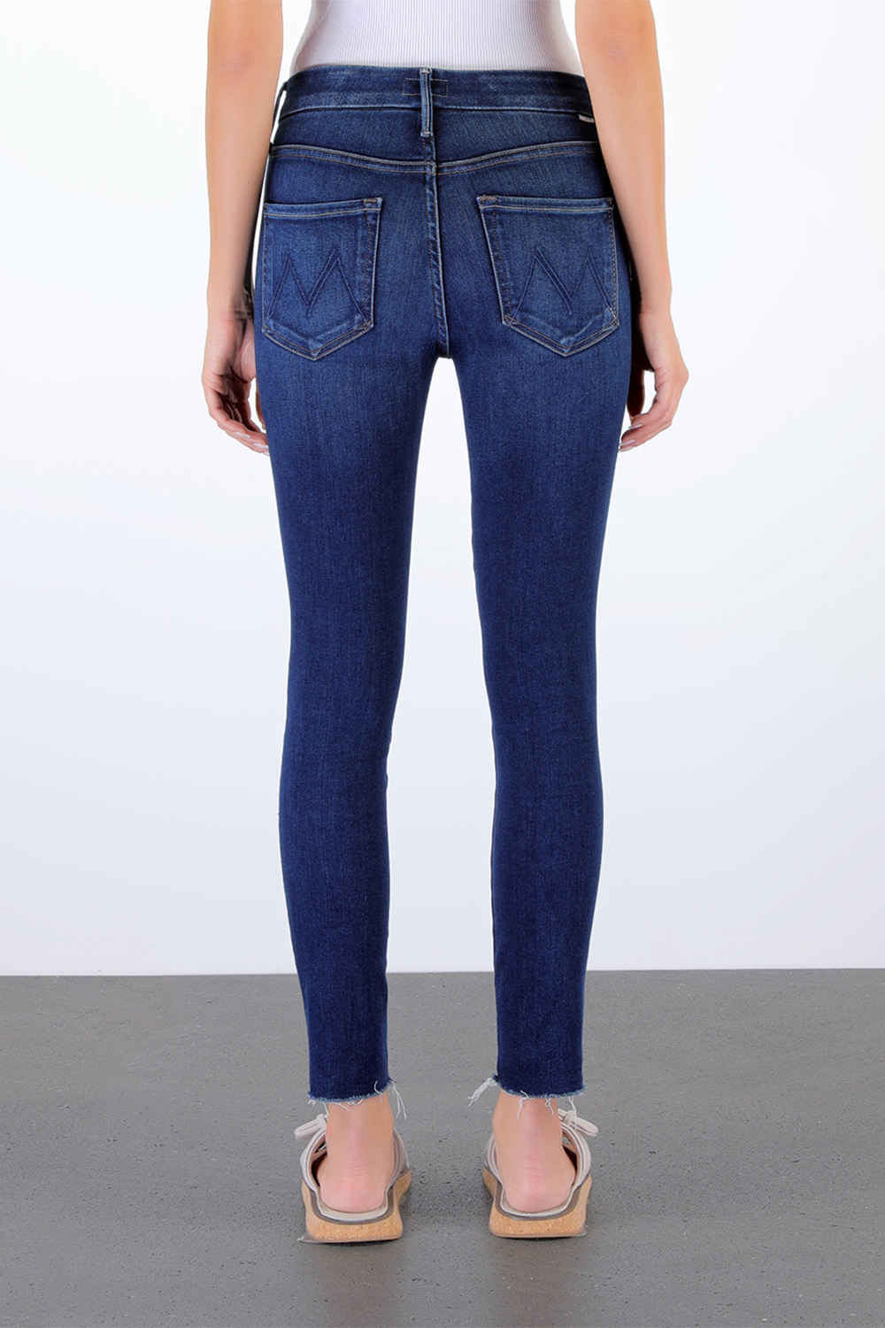 תמונת דוגמן אחורית של The Looker Ankle Fray in Dark Indigo