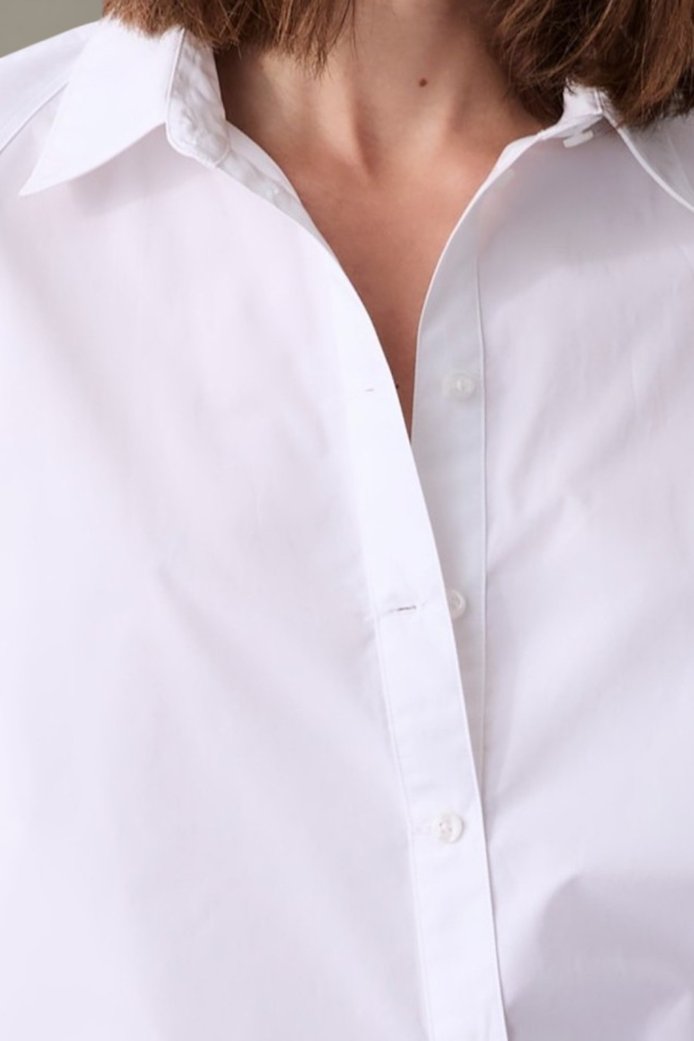 תמונת תקריב דוגמן של חולצת כפתורים קרופ