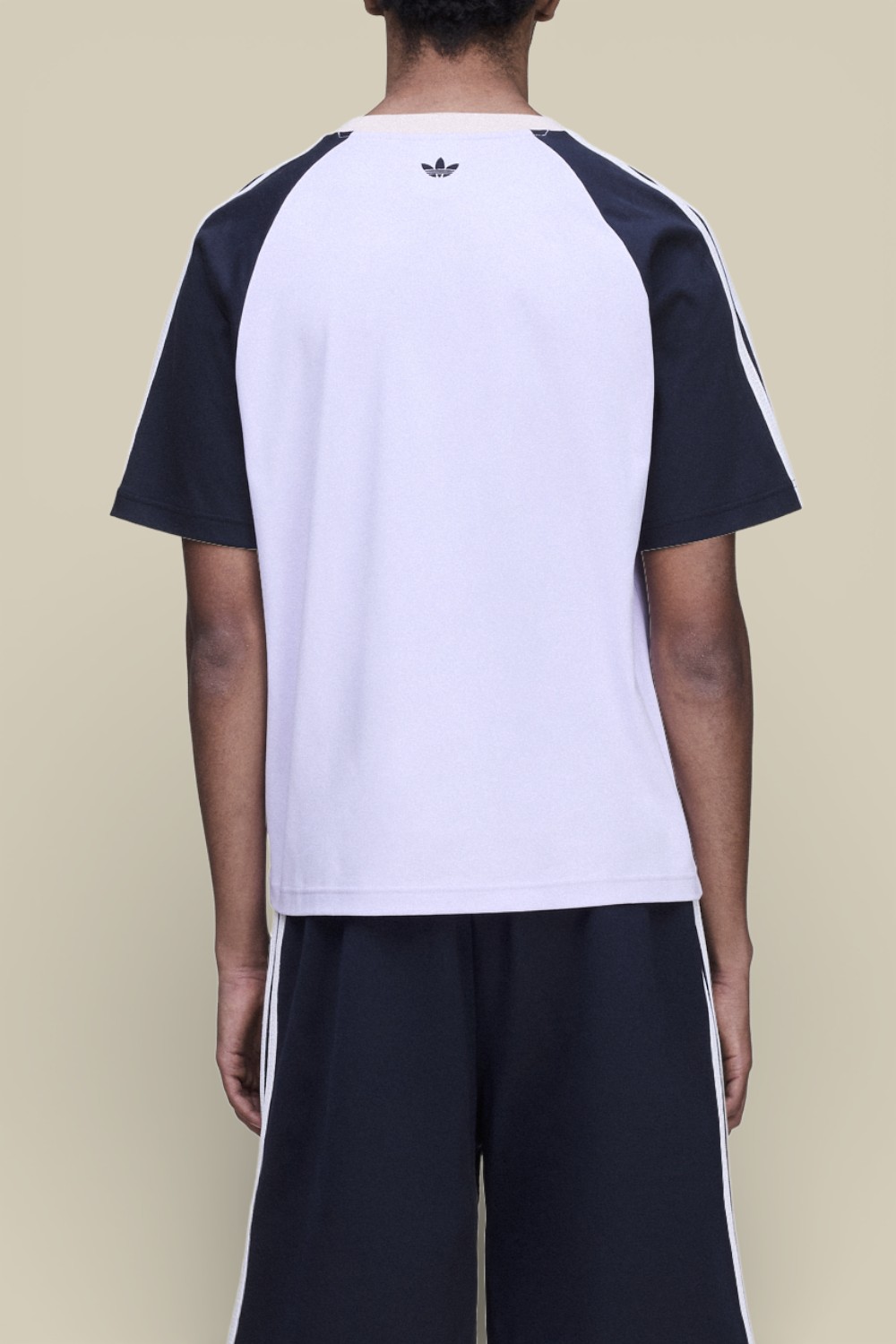 תמונת דוגמן אחורית של חולצת טי