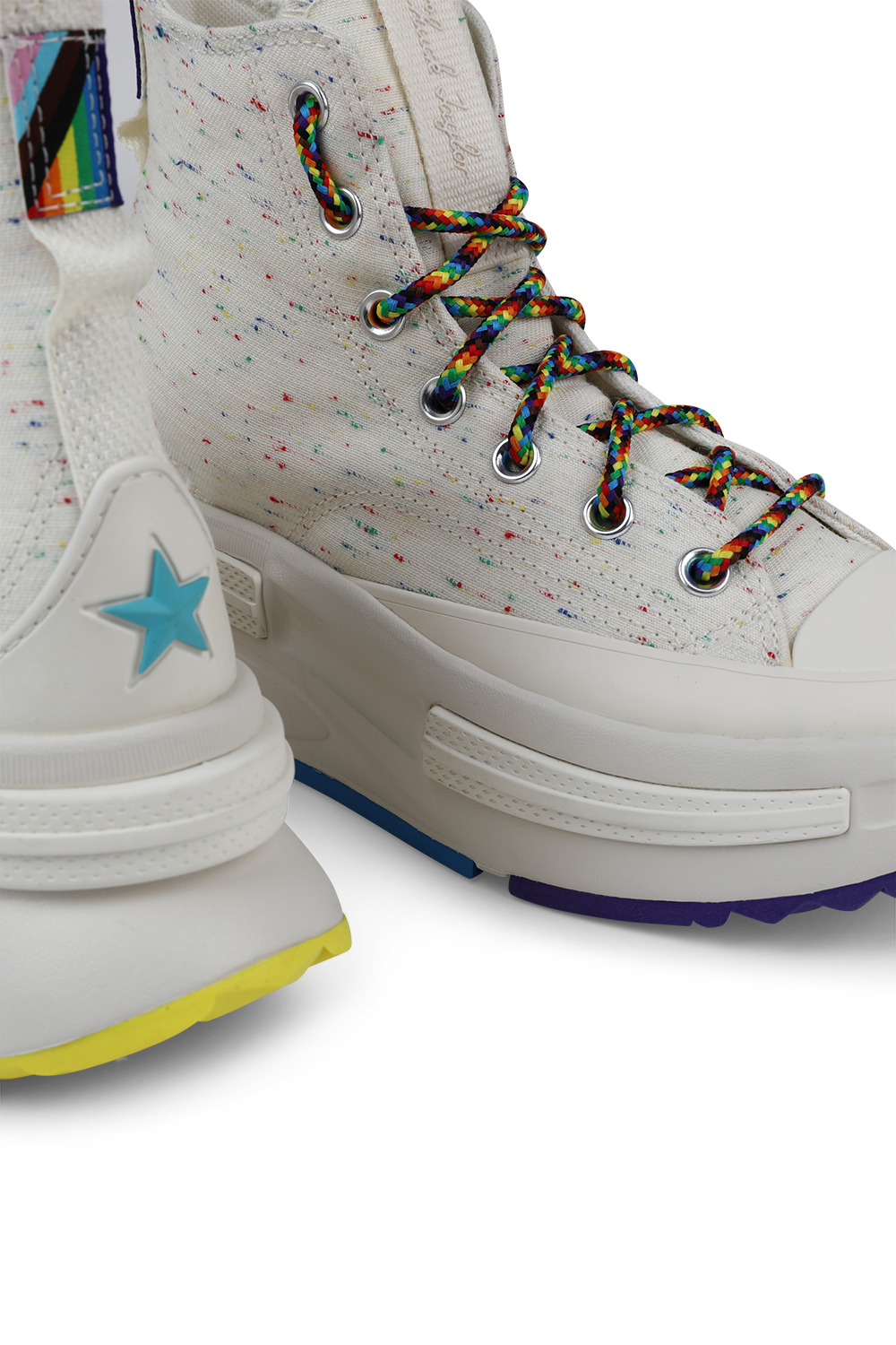 תמונת תקריב של נעלי סניקרס