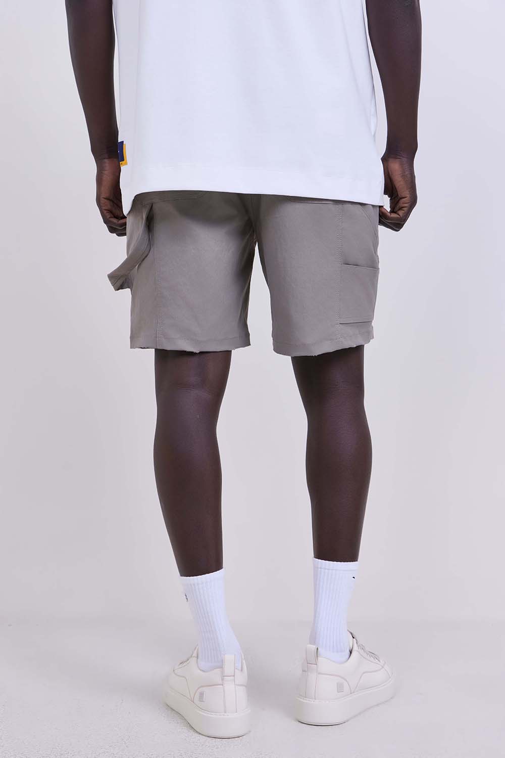 תמונת דוגמן אחורית של מכנסי ברמודה