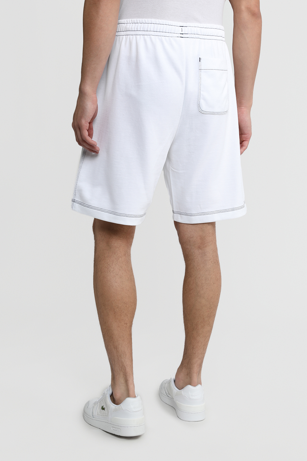 תמונת דוגמן אחורית של מכנסי ג'וג קצרים עם הדפס