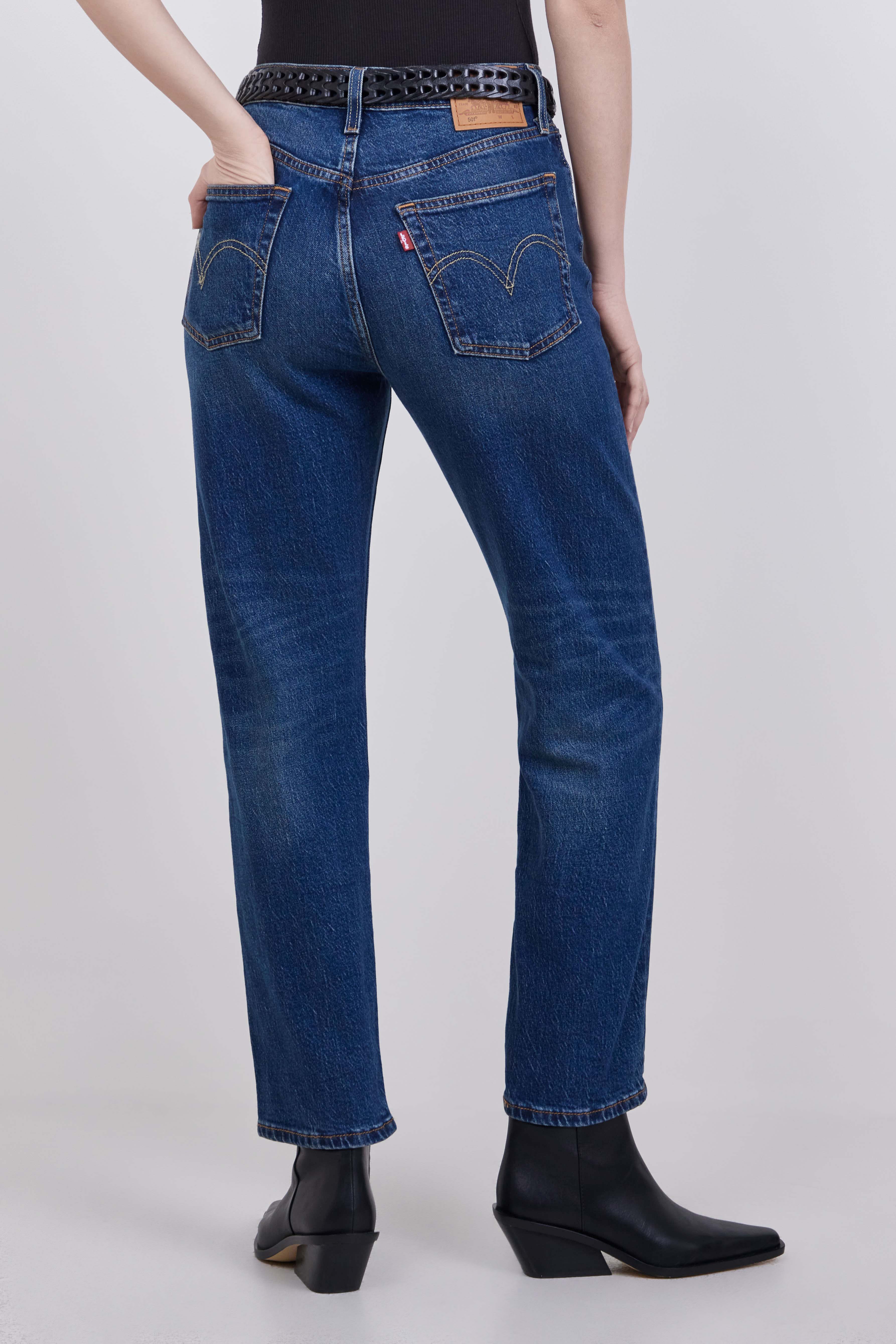 תמונת דוגמן אחורית של מכנסי ג'ינס 501 בגזרה ישרה