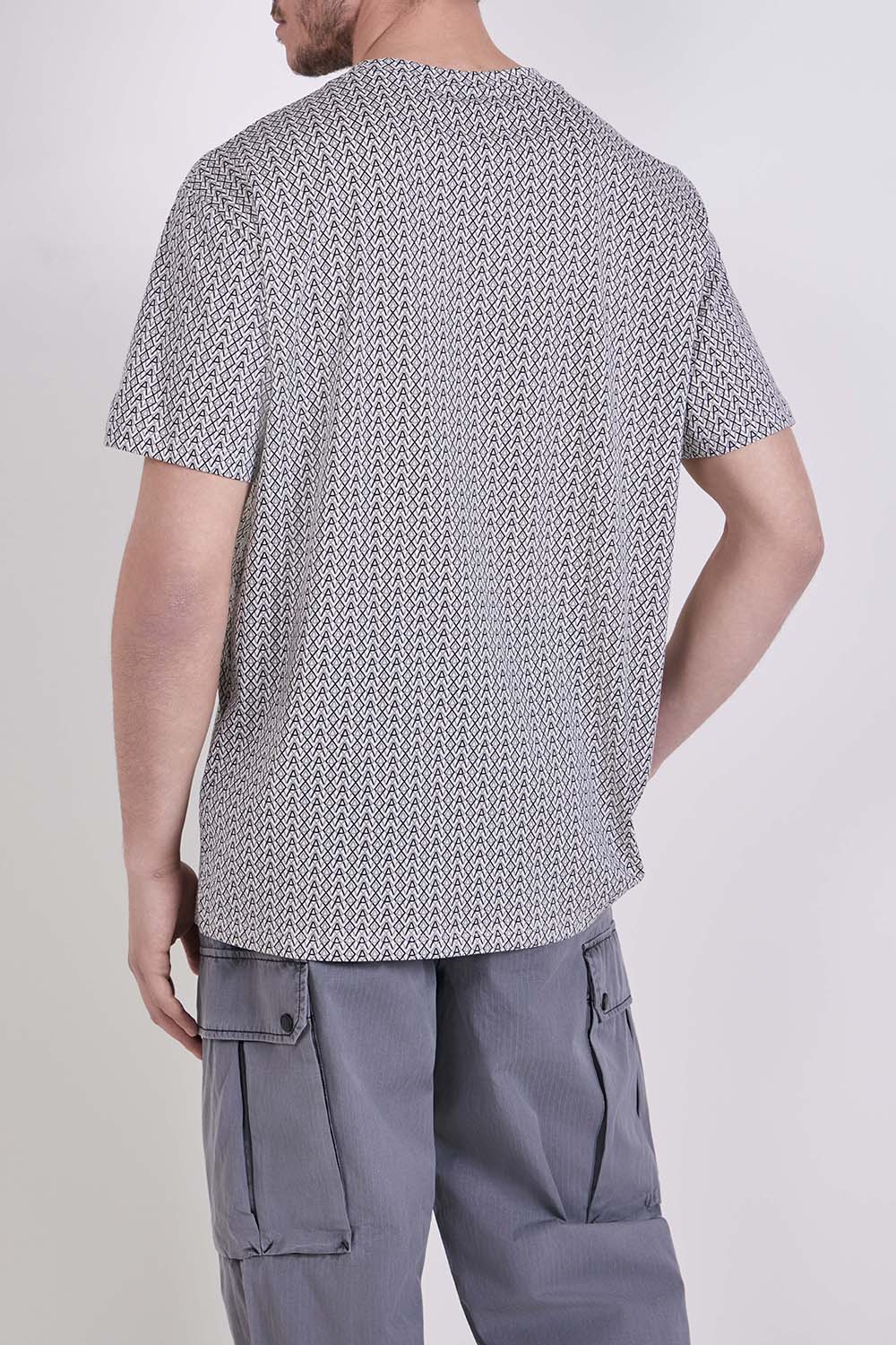 תמונת דוגמן אחורית של חולצת טי בגזרה ישרה