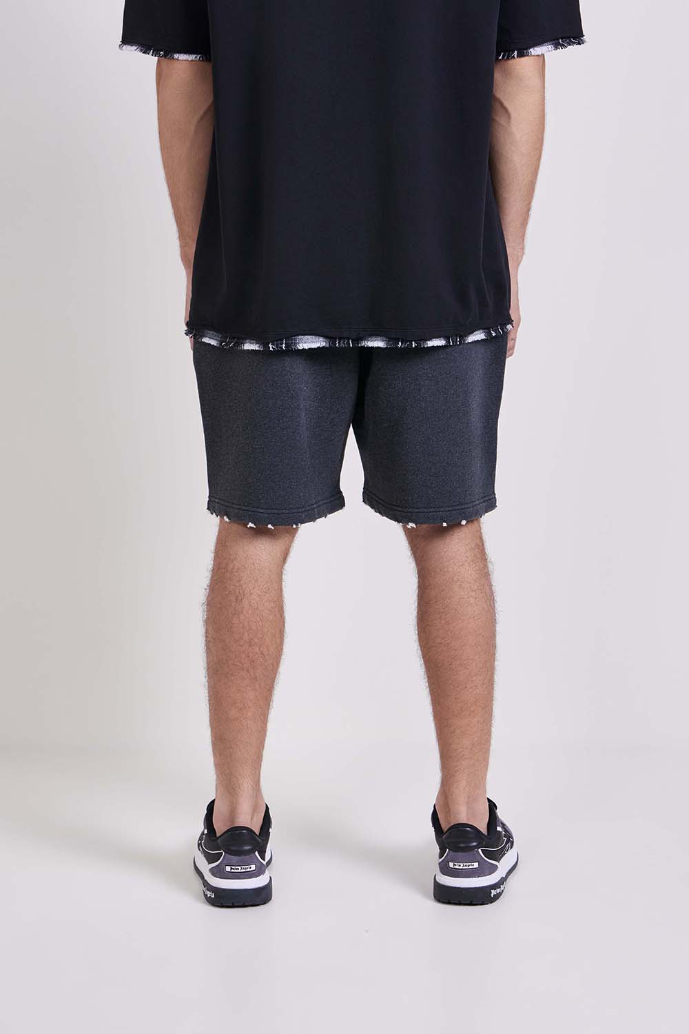 תמונת דוגמן אחורית של מכנסי ג'וגר קצרים