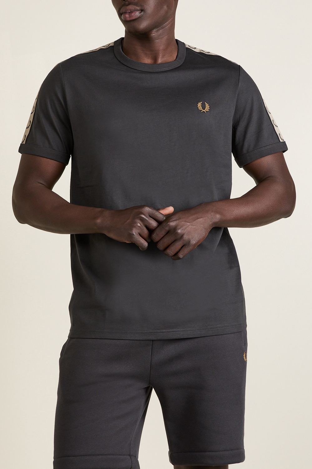 תמונת דוגמן קידמית של חולצת טי