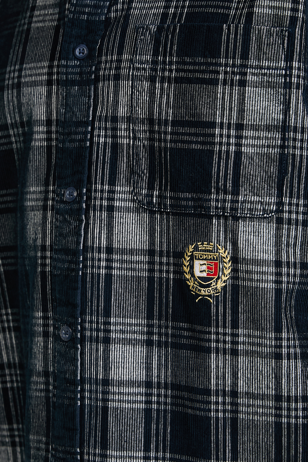 תמונת תקריב דוגמן של חולצת כפתורים קורדרוי