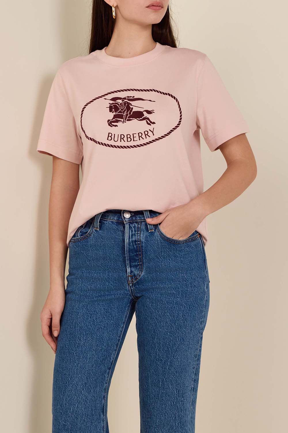 תמונת דוגמן קידמית של חולצת טי בגזרת סלים פיט