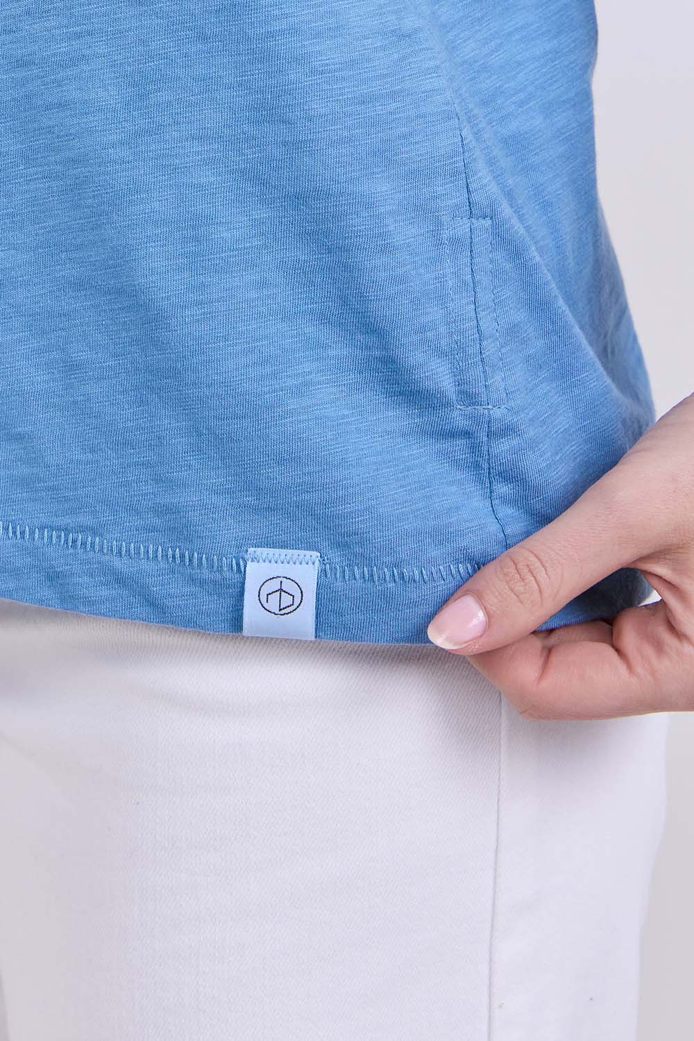 תמונת תקריב דוגמן של חולצת טי