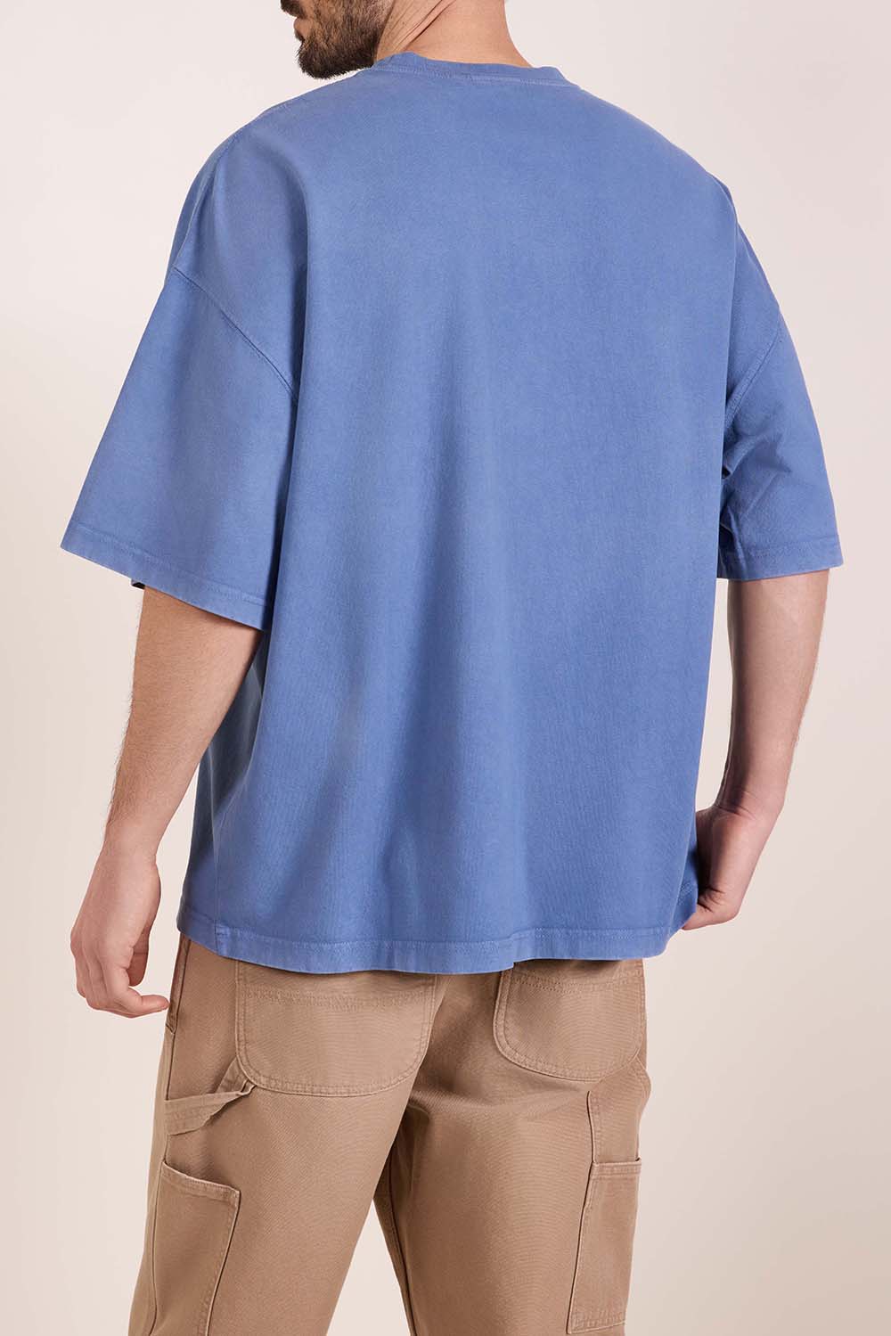 תמונת דוגמן אחורית של חולצת טי