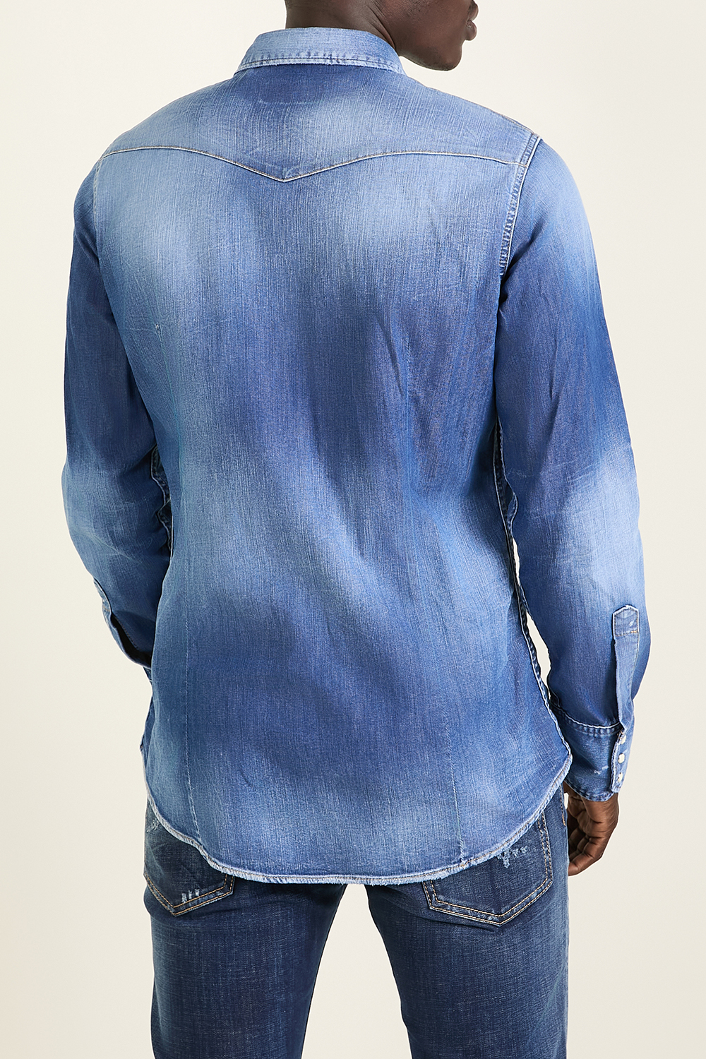 תמונת דוגמן אחורית של חולצת ג'ינס מכופתרת